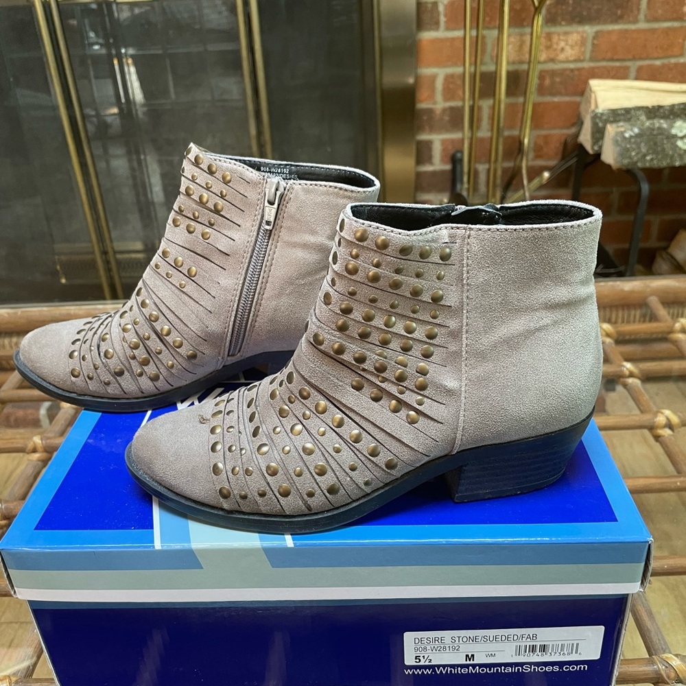 White Mountain tan suede boots